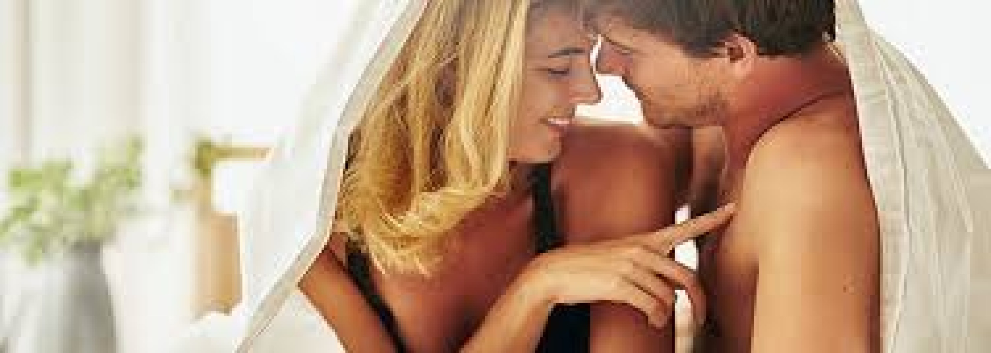 Homme pratiquant des exercices de respiration pour retarder l'éjaculation et maîtriser son excitation pendant l'acte.